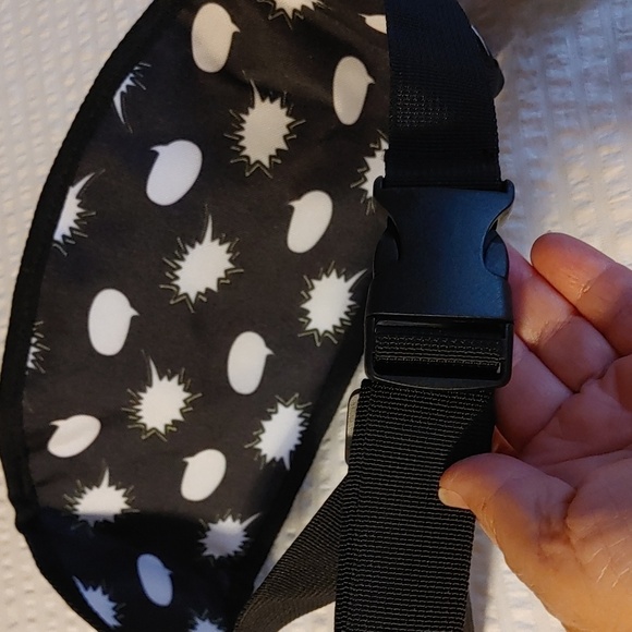 NWT Asics Unisex Belt Bag/ Fanny Pack - Picture 4 of 10